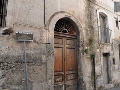 Torniamo sui nostri passi per raggiungere piazza Garibaldi dove incontriamo l'esperto speleologo locale Cosimo Mottolese: � lui a guidarci in via Messapia, verso la chiesa rupestre di Sant'Antonio Abate, situata sotto l'ex ospedale Pagliari e risalente al X secolo